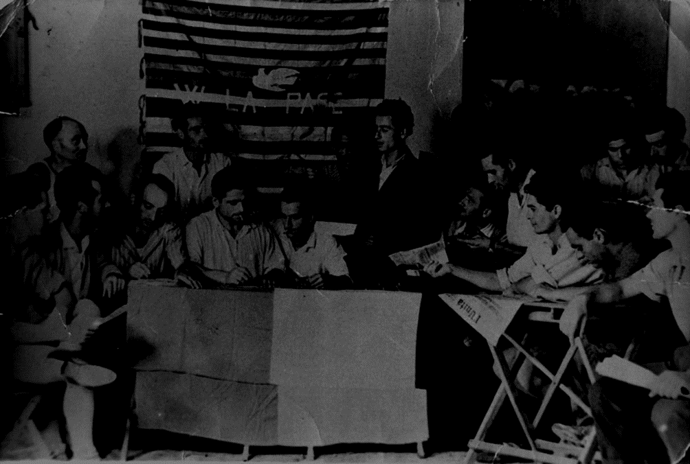 Conferencia de prensa de los Partigiani della Pace, Potenza Picena, 1951. En el centro, Guido Morgoni, obrero de la Societá Ceramica Adriática; a su izquierda, Fernando Cutini, hermano de Mariano, asesinado por los nazi-fascisti. La iniciativa fue impulsada por los partidos comunista y socialista.